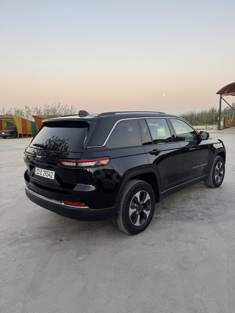 السلام عليكم 
جيب كراند شيروكي 4XE2023 وارد امريكي
حجم المكينه : 2000  تيربو + هايبرد + بلك ان 
المسافة المقطوعة : 37 الف ميل  
الضرر : تكحيل الجامرلغ الايمن وصبغ حافة البنيد صور الضرر مرفقة
حالة الايرباك : سليم

المواصفات:

1. ٣ شاشة 
2.بصمه
3. تشغيل عن بعد
4.دمام خلفي
5.كشنات جلد
6.كشن السايق مايموري
7.كشنات كهرباء
8.صندوك كهرباء
9.حساسات خلفيه
10. قطع تبريد 
11.اشاير بالمري
12.رادار امامي
13.رادارات 360
14.ثلاث وضعيات قياده
15. بنوراما فتحتين
16. كير ماوس
17. نظام منحدرات
18. هيترات بالكشنات 
19.ويل كب كروم
20.لايتات لد
21.بكلايت لد
22.كشافات
23.بصمة ابواب
فول مواصفات 1/1 جاهزه مرقم بغداد 
السعر 325$
تفاصيل اكثر هذا رقمي ***********
مكاني ديالى
