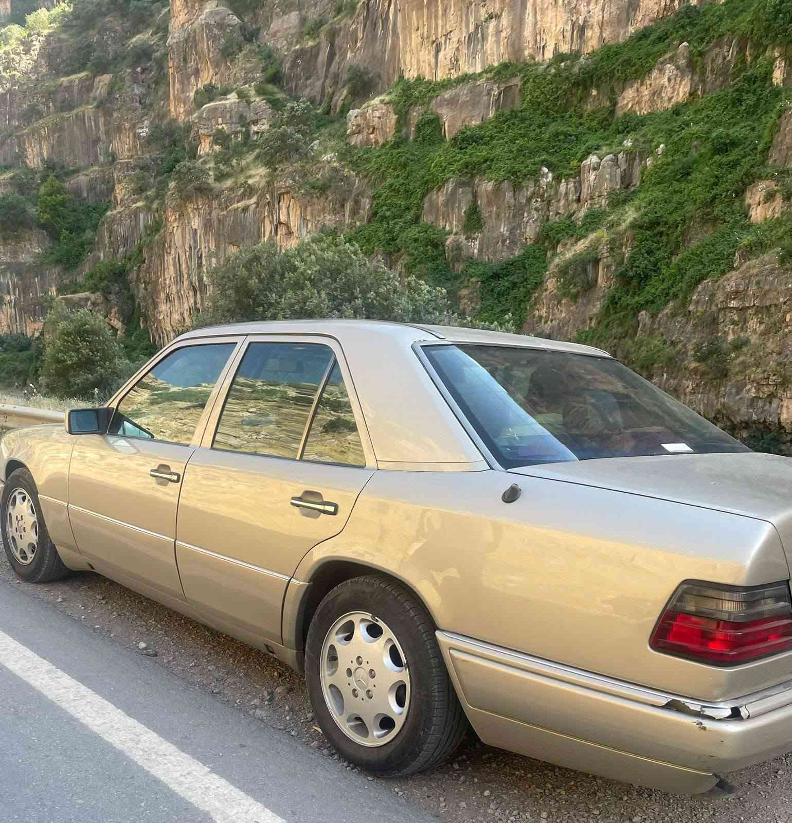 السلام عليكم 
مرسيدس دب 300 /1990
كير ومحرك بلاد رقم بغداد دولي 
سياره كلهه بلاد قواعد بلاد مابيهه ضربه السياره 
تبريد ثلج حداديه صدر جدد مكان السياره بغداد الشعب 
السعر 68$ وبيهه مجال مكلف بل نشر 
للاستفسار ***********
