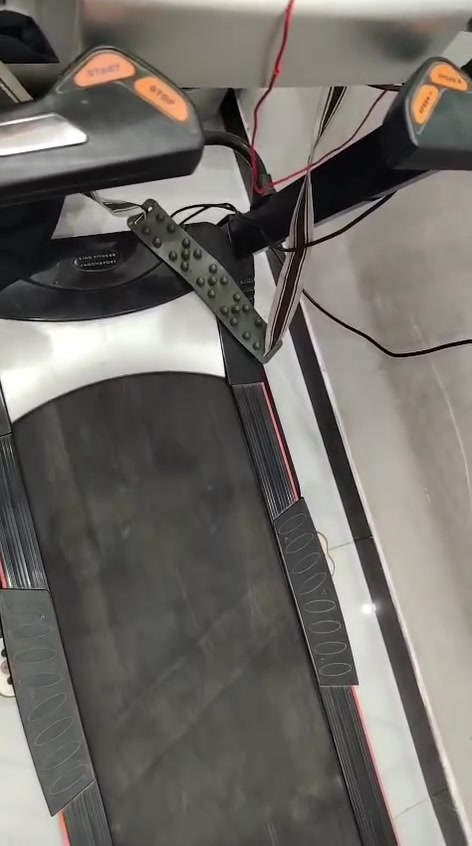 جهاز جري رياضي جبلي وماطور هزاز نظيف جدا مع ملحقاته يتحمل وزن ١٥٥ كيلو الموبايل ***********
