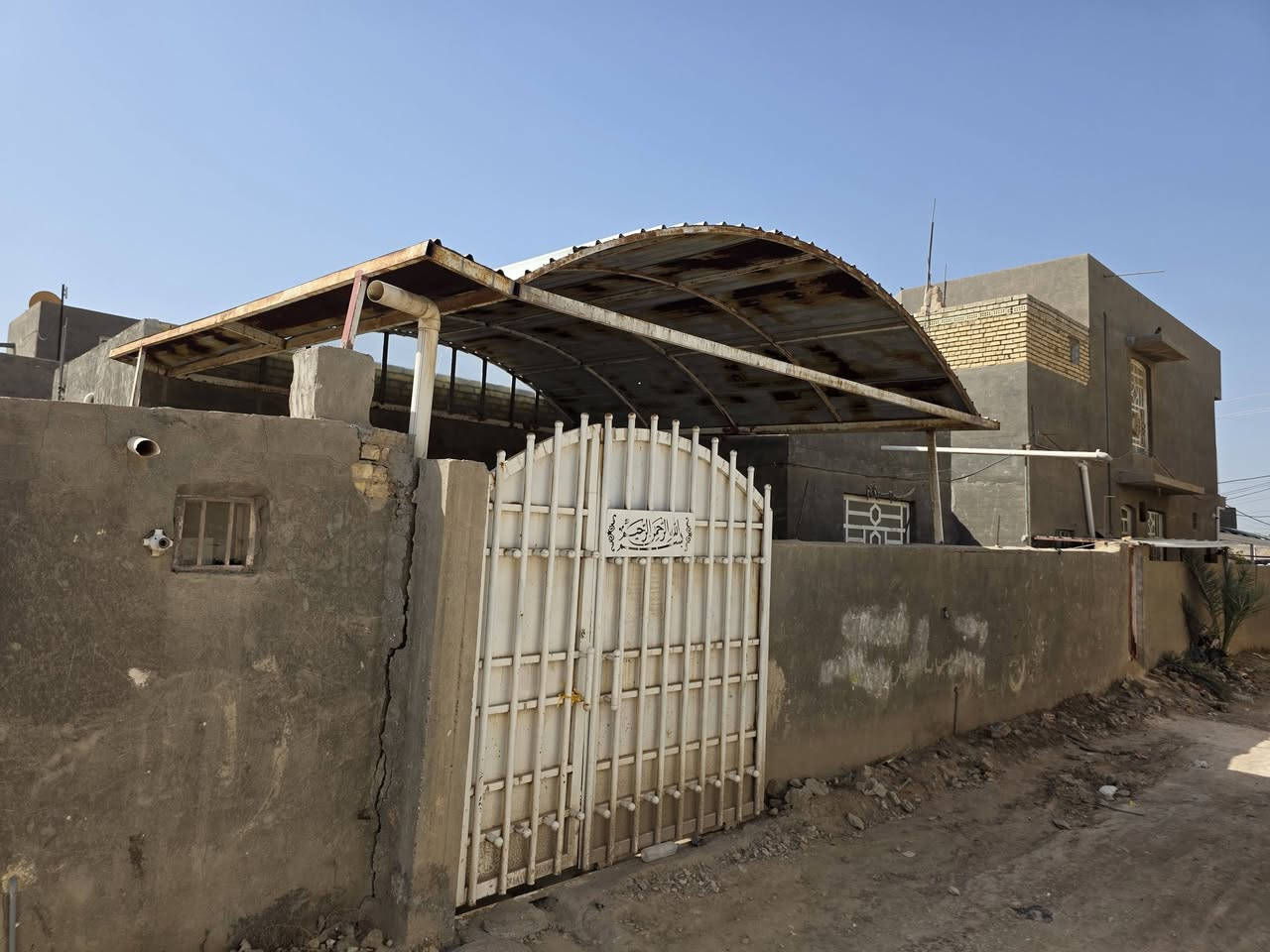 السلام عليكم بيت مساحته ٢٥٠ متر مربع نص بناء استقبل ومطبخ وصحيات فقط 
مكان البيت شارع تل عوفي مجاور محمد يوسف او عباس لبي  سعر ٥٨ 
 ***********    ***********
