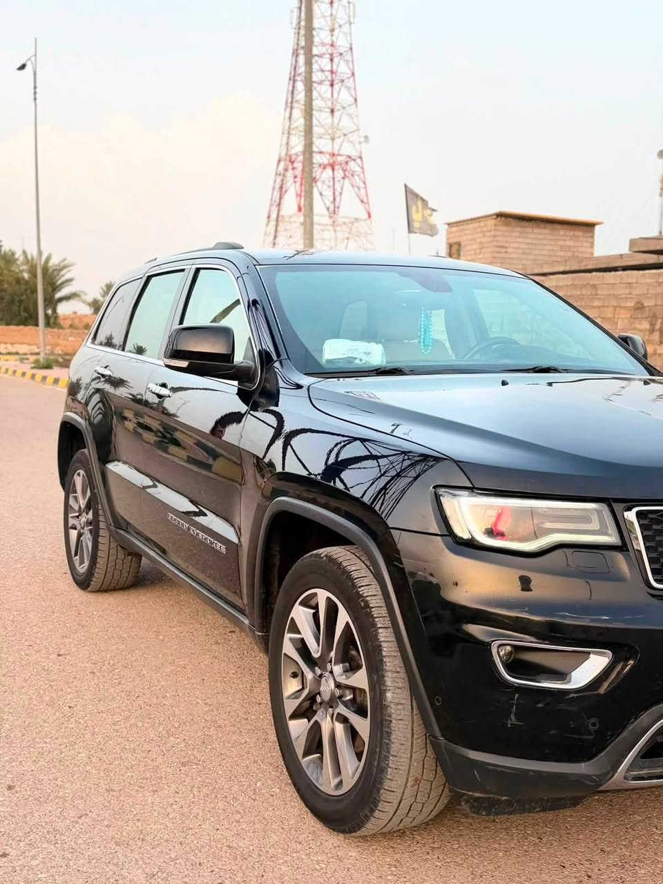 جيب 2018 خليجي بيها شبر بالجاملغ وشبر بالصندوك فول مواصفات بنرواما تحمكات تدفة تبريد كل المواصفات بيها لايت زنون عين الشيطان سيارة حلوة بأسمنا شرط التحويل 
سعرها 250 $ وبيها مجال 
مكانها ديالى
***********
