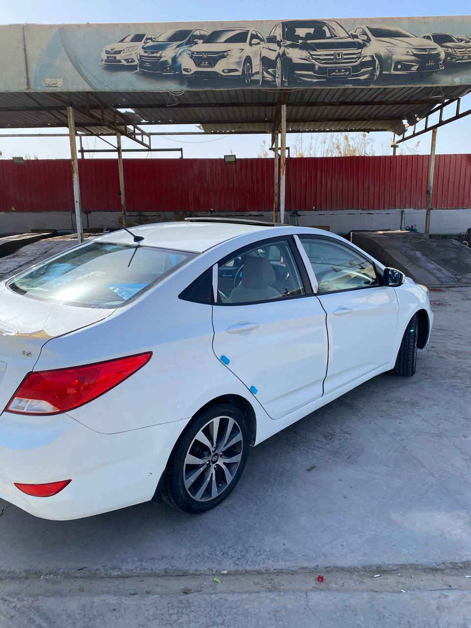 السلام عليكم اكسنت للبيع مديل 2016
مكفوله من الضربه والتبديل والصبغ 
بيه فقط حالوبات ينعدن قليلات جدا 
فول ١/١ ماشيه 100 حقيقي 
مكينه 1600 
اشاير بلمري 
تحكم ستيرن 
ويل كروم 
فتحه
السعر 115 وبيها مجال 
مكان السياره الدوانيه 
الاستفسار ***********
