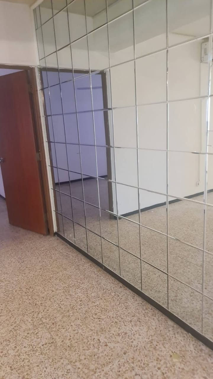 شقه الإيجار  عماره 2 طابق 3 شقه 6
♦️مكونات الشقه
 1_سبالت جدد عداد 4
2_سخان
3_تانكي
4_ خط مولد 15 امبير
5_كاونتر تركي 
6_بلكونه مغلفه🔒
الاستفسار عبر الوتساب🟢
***********
