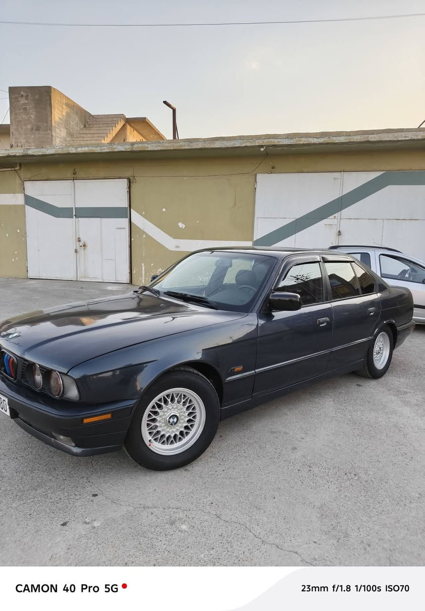 بي إم  525i كبس موديل 1993 رقم انكليزي جديد موصل نيلي صبغ حزام جماليه بدون سقف وتكم بجم عريض داخل اسود صاج كشنات جلد اسود غرفه جديده مثل بلصور محرك وكير شرط وياه وطخم تاير جديد اصلي  اني الشرعي 
السعر 67 وبي مجال العنوان موصل 
***********
