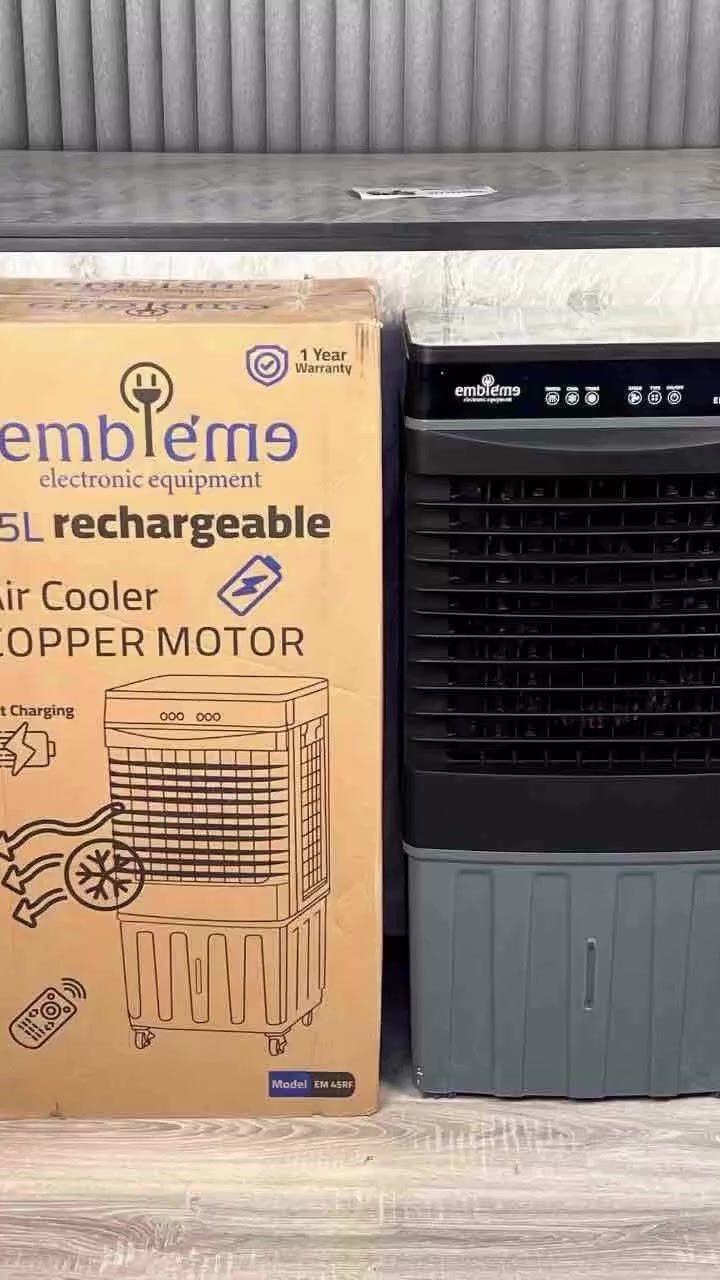❄️🔥 مبردة امبليوم عمودية شحن وكهرباء – Embleme EM 45RF 🔥❄️
كونفيره تبريد قوي وأداء يعتمد عليه بالصيف 🌬️
🔹 السعة: 45 لتر
🔹 تعمل بالشحن والكهرباء
🔹 بطارية ليثيوم تدوم طويلاً
🔹 شحن سريع
🔹 محرك نحاسي قوي (Copper Motor)
🔹 ريموت كنترول للتحكم عن بعد
🔹 توزيع هواء ممتاز
🛡 ضمان حقيقي لمدة سنة كاملة
مثالية للبيت، المحلات، والكافيهات ✨
راحة وبرودة بدون انقطاع 💨❄️
#السعر 215 الف 
توصيل بغداد 5 محافظات 6


**إذا كنت صاحب هذا الإعلان وتريد حذفه لأي سبب، رجاءا أرسل رسالة إلى الدعم الفني**
