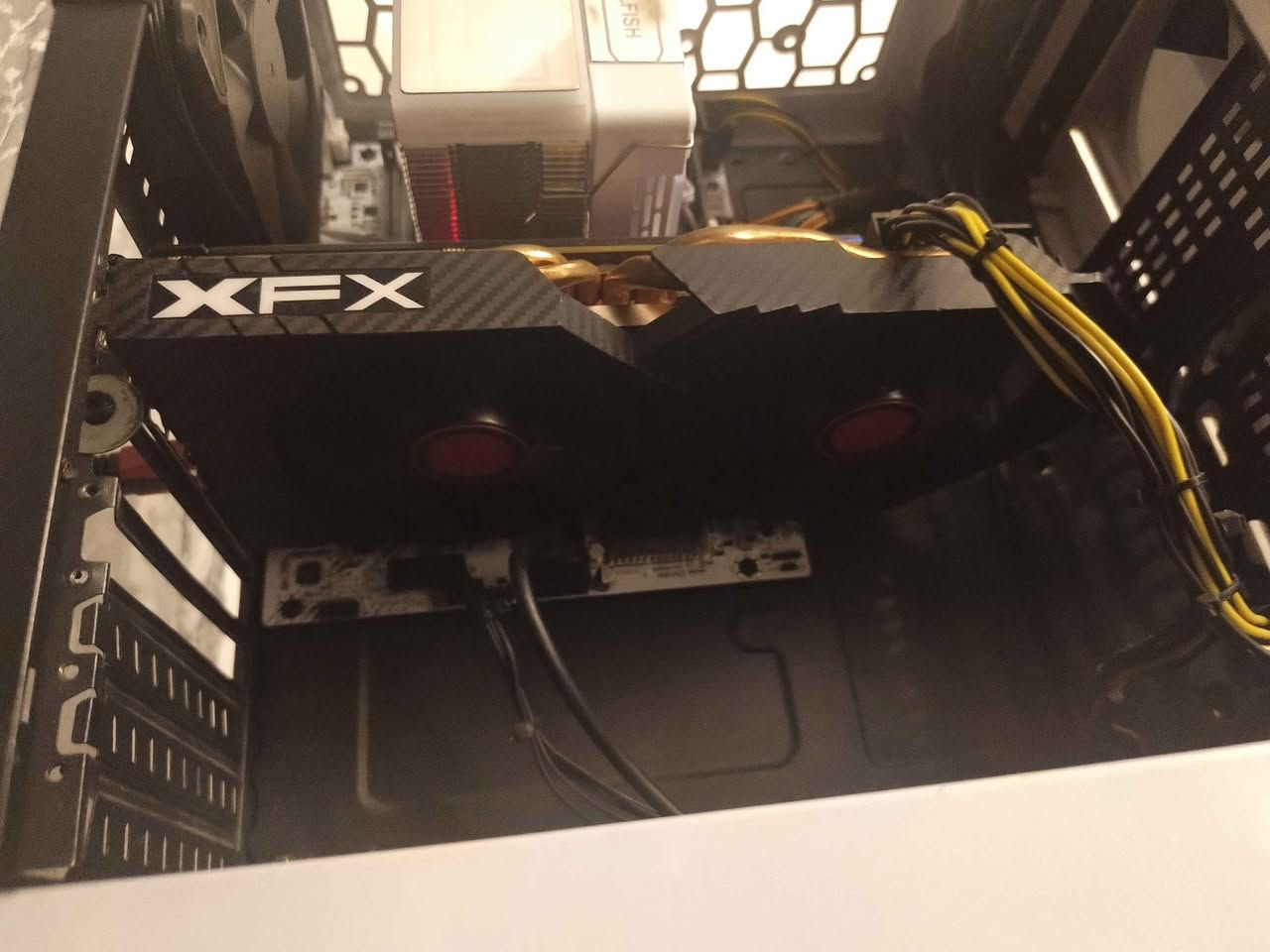 🎮 كارت شاشة: RX 580 XFX 8GB
⚙️ معالج: Xeon E5 2680 V4
🧠 رام: 16GB DDR4
🖥️ مذربورد: X99
❄️ مبرد غازي احترافي
💾 تخزين: SSD 128GB + HDD 1TB
🖤 كيس: ASUS ROG White شكل فخم بدون مراوح
🔌 باور سبلاي: 550W
 السعر ٣٢٥ الف قفل اكو توصيل كركوك, العراق


**إذا كنت صاحب هذا الإعلان وتريد حذفه لأي سبب، رجاءا أرسل رسالة إلى الدعم الفني**