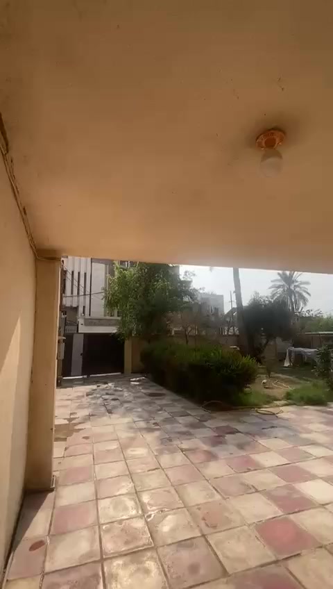 السلام عليكم
دار للبيع في الحلة حي الكرامة خلف مجمع السرور مباشرةً .

1-المساحة 453 وربع.

2-يحتوي على طابقين.

3-حديقة كبيرة جدآ.

4-كراج يتسع 3سيارات.

5-ممر حول البيت وبي حديقة .

6-بناء قديم ولكن حالة البناء جيدة جدآ.

7- البناء مسلح كونكريت.

8يحتوي الطابق الأول على غرفة وهول وكلدور وصالة ومطبخ ومجمع صحيات .

9-الطابق. الثاني غرفتين وبيتونة وسطحين .

لل استفسار الأتصال على ***********واتساب
