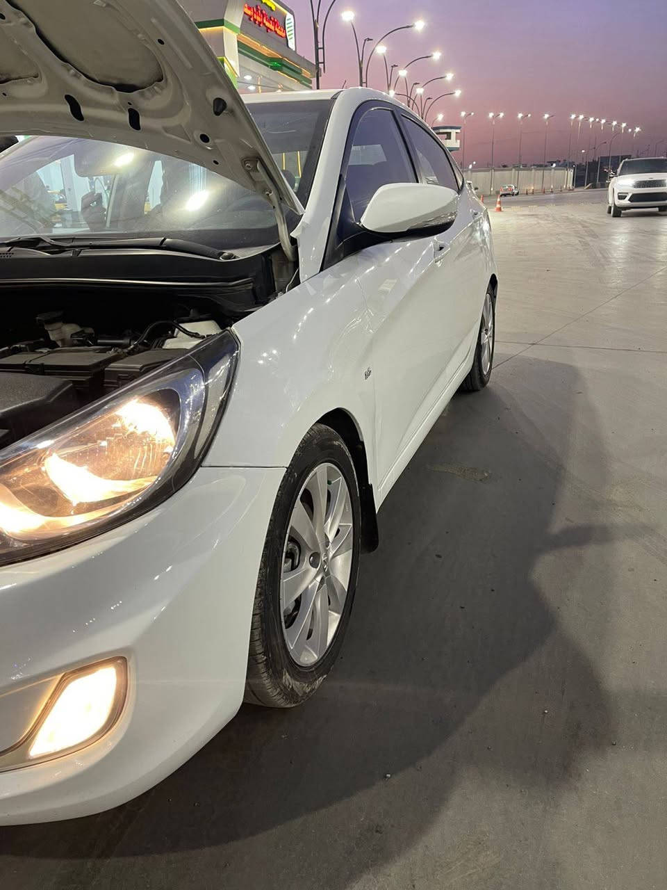 السلام عليكم للبيع سيارة نوع اكسنت موديل 2011 خليجية رقم بغداد اللون ابيض ماشية 103 محرك 1600 السيارة فول مواصفات 5 ويلكب 4دسك تحكم جهتين سلايت اشاير بلمري السيارة جديدة وجاهزة ومابيها اي نقص مكفولة من الضربة والصبغ ماعدا باب الورى اليسرى مصبوغة اثر طخة بصيطة السعر 99 وبي مجال بسيط جدا العنوان بغداد الرقم ***********
