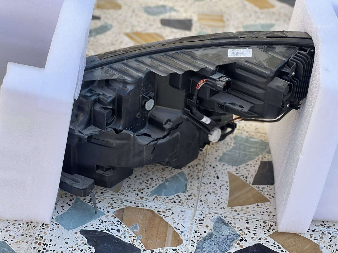 السلام عليكم يوجد لايت باتڤندر 2025الشراي يتصل ***********السعر 650$
