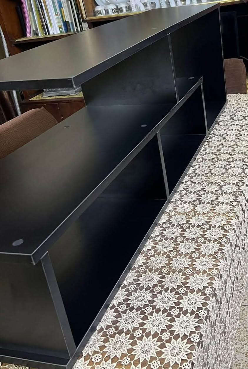 السلام عليكم 
ميز مال تلفزيون للبيع سعره ٢٥ مكانه بغداد 
***********
