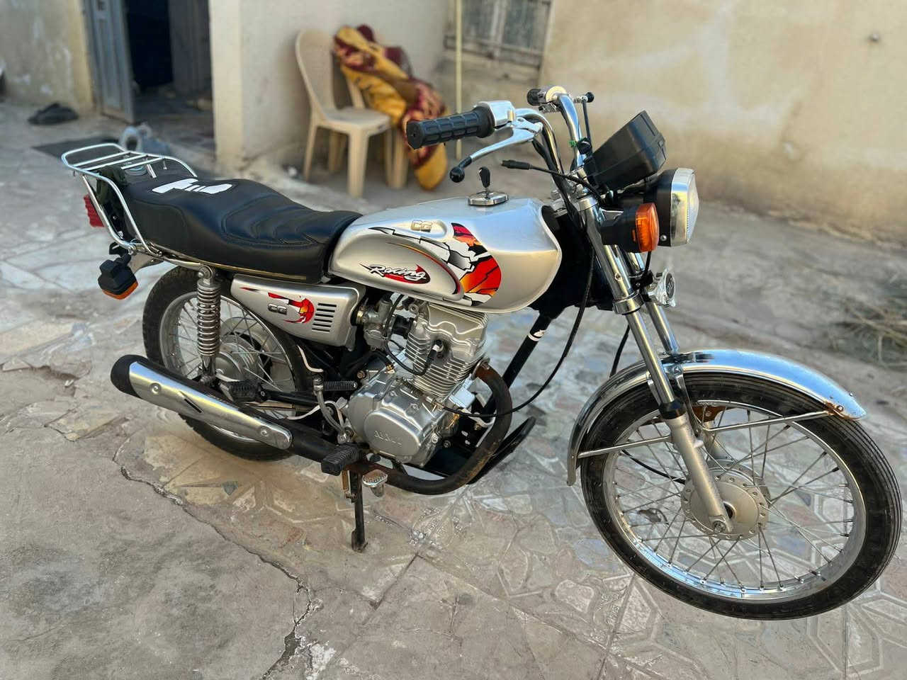 سلام عليكم  دراجه شاصي بارت لبوريه رفيعه اوراق اصولي موديل 19 ( مكاتبه) مكينه شلامجه مفيلسه فقط غراض نضيفه عامه السعر 800 
رقم ***********
ناصريه مركز
