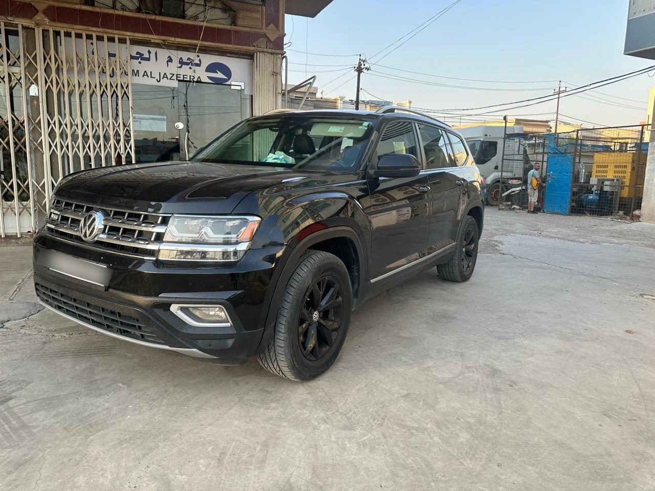 السلام عليكم
فولكس واكن اطلس (SEL) فول مواصفات 2018 
 محرك 6 سلندر
 7 راكب 
لون اسود
ماشية 116 الف ميل
سيارة بيها صندوق خلفي
 سيارة كلش جديدة ومناقصها شي 
تخم تاير جديد.
‏‎مواصفاتها
بانوراما 
بردات 
بصمة ابواب اربعة
جنطة كهرباء  
كشنات كهرباء 
كشنات جلد 
سايد بريك بصمة 
تدفئة بالكشنات 
رادار امامي 
تحديد مسار 
لد امامي
تبريد ثلاث قطع 
شاشة 
لايت زنون 
كامرة خلفية
‏‎تحكم استيرن 
‏‎ويل كب
‏‎جام اتو
وبيها مواصفات اخرى
‏ABS مانع انزلاق
‏‎السيارة  بسمي تحويل ثاني يوم مضمون 100/100
  السعر 225  وبيه مجال مكانها الموصل
 للاتصال_______***********
