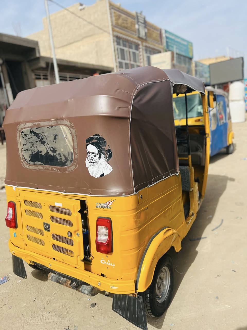 السلام عليكم تكتك للبيع 18اوراق تكتك خير من الله كهربائات كلهة شغالة تخم تاير جدد بيهة فقط خياسات بصيطة مثل ما وضحة بلصور ومكينتهة بيهة خيط بخار بس ما بيهة اي صوت صافية السعر 4/250. وبيها مجال الرقم ***********
