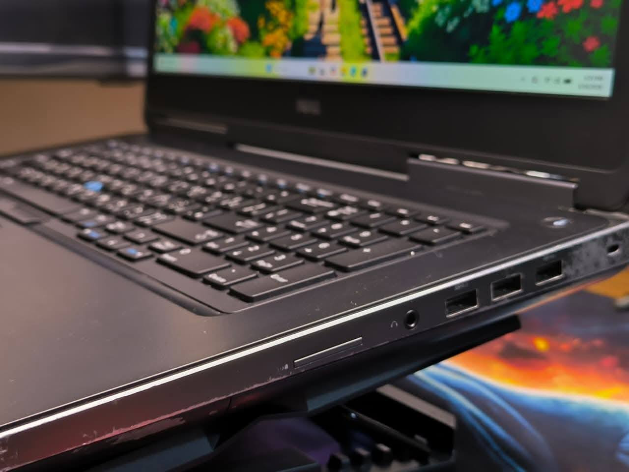 💻 Dell Precision 7710 | العملاق لمحبي الشاشات الكبيرة

الاستخدام الأمثل: محطة عمل (Workstation) حقيقية للمهندسين والمصممين؛ شاشة عملاقة بدقة عالية جداً وكرت شاشة Quadro مخصص للرندر وبرامج (AutoCAD, 3Ds Max, Photoshop). يشغل ألعاب مثل (GTA V, PUBG, PES) بأداء ممتاز ومستقر.

🔍 المواصفات التقنية:

المعالج: Intel Core i7-6820HQ (الجيل السادس - فئة الأداء العالي).

الرام: 8GB DDR4.

الهارد: 256GB SSD (سريع جداً).

كرت الشاشة المنفصل: NVIDIA Quadro M3000M (بواقع 4GB) للأعمال الاحترافية.

الشاشة: 17.3 بوصة بدقة Full HD (وضوح فائق ومساحة عمل مريحة).

النظافة: 90%.

الكيبورد: ستيكر (عربي/إنجليزي).

🎁 الملحقات المجانية:
(حقيبة، شاحن أصلي، ماوس، ماوس باد).

🛡️ الضمان والخدمات:

فحص المواصفات والنظافة قبل الاستلام.

ضمان استبدال لمدة أسبوع كامل.

تنصيب ويندوز والبرامج الأساسية مجاناً.

💰 السعر: 365,000 دينار عراقي.

📍 الموقع: بغداد - الأمين الثانية.
🚚 التوصيل: متوفر لجميع محافظات العراق.

📞 للحجز والاستفسار:
***********
