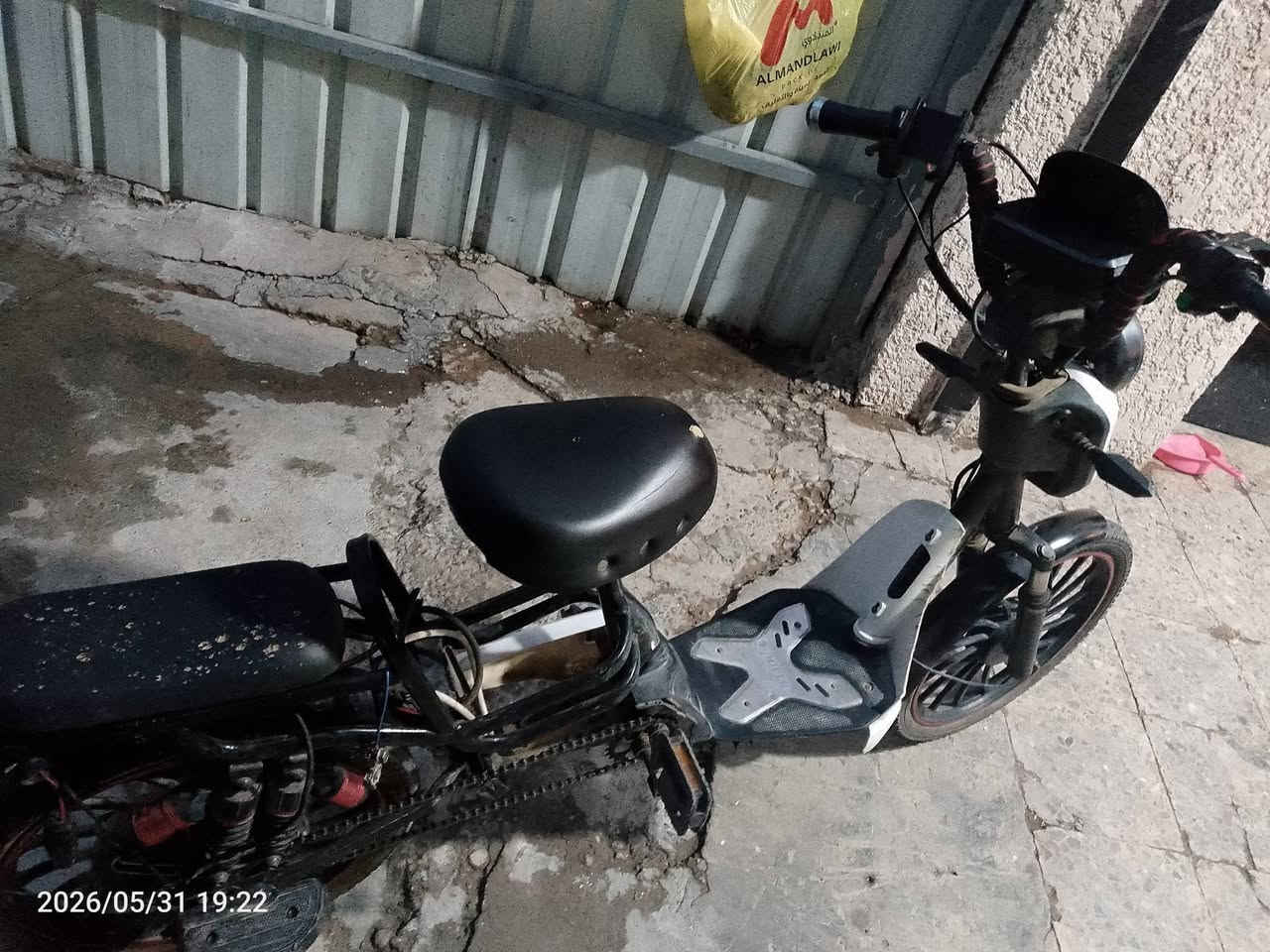 دراجة شحن حجم 20 دراجة بدون بطارية درجة مابيها اي نقص سعر 100 عنوان بغداد شارع فلسطين ***********
