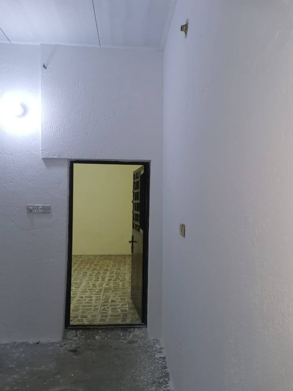 السلام عليكم بيت 100متر على سايدين المقابل جكن اوسلو البيت عايزه درج من جوه وستاره السطح بي ثنين تانكيات وماطور وكيزر وحديقه خارجيه معروض 60 مليون وبي مجال والي عنده مقدمه زينه هم نتفق عل اقساط ***********
