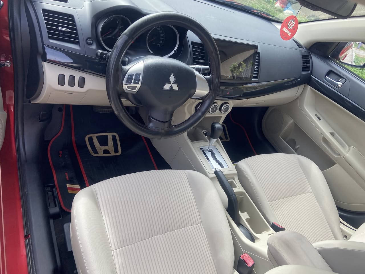 لانسر ٢٠١٦
ماشية ٤٩ الف 
مكفولة من البارد والصبغ 
بيه ملاحظات موضحة بلصور 
فتحة سلايد شاشة وكامرة 
تحكم ستيرن 
118 وبيها مجال 
مكاني بغداد السيدية 

***********
