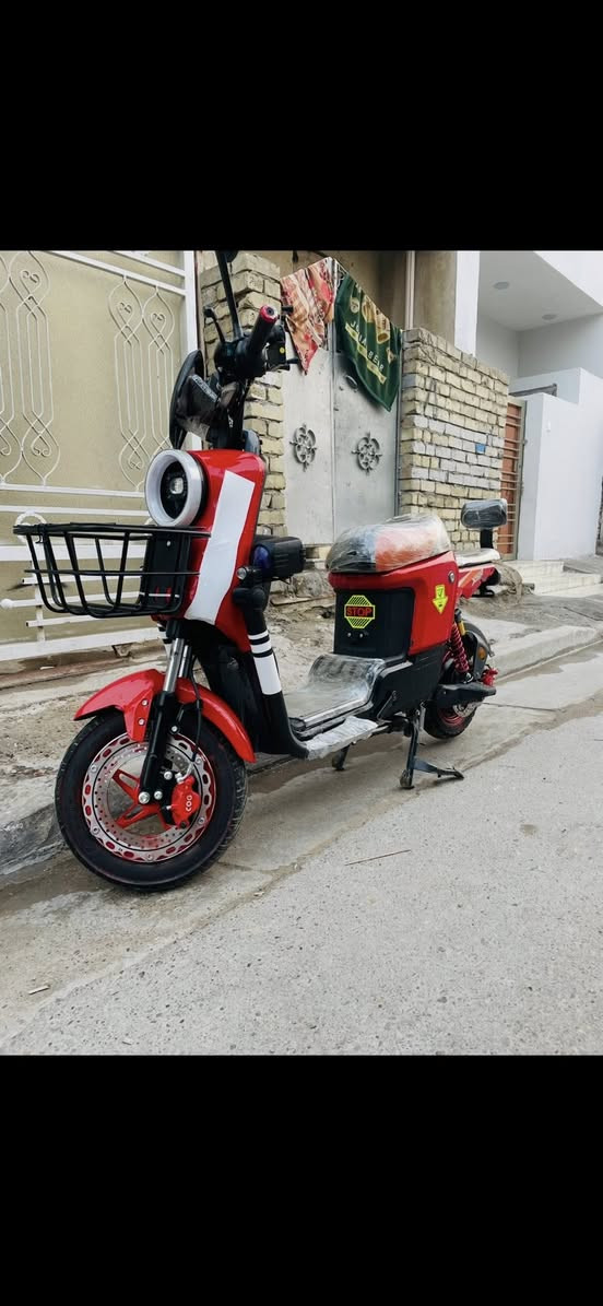 سلام عليكم 

للبيع دراجه x900 موديل 2026 بصمه تشغيل +سويج 
4 نمر 
MP3
نضام R بك  
 6 بطاريات جديده 72v تايرات جديده بريك دسك مكفوله كفاله عامه سعر 500الف وبيها مجال 
اتصال ***********
مكان بغداد الجديده
