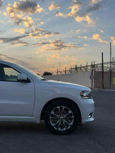 🚘 دودج دورانغو GT Plus – موديل 2019 – خليجي هارلم
ماشي 46,000 كم فقط – فول مواصفات – حالة ممتازة

✨ المواصفات الداخلية والخارجية
• فتحــة سقف
• داخل عسلي فاخر
• كشنات أمامية وخلفية تدفئة وتبريد
• كشنات بخاصية الميموري (خزن وضعيات)
• شاشات خلفية أصلية "بلادية"
• تشغيل عن بعد (Remote Start)
• جنطة كهرباء (Tailgate Power)
• سلايت تحكمات ستيرن + شفتات يالستيرن
• إشارات بالمرايا
• بروجكتر + شاشة أمامية كبيرة
• حساس خلفي + كاميرا خلفية
• بصمات تشغيل عدد 2
• نظام صوتي مع هيتفونات الشركة الأصلية
• الإطار الاحتياطي (السبير) منازل

🔧 الملاحظة:
يوجد PDR (إصلاح دنت بدون صبغ) حجمها شبر، غير مرئية إلا بالسونار في المكان المحدد بالصورة.

📍 الموقع: بغداد – العامرية – مجمع نجمة بغداد
💰 السعر: 295 ورقة (بيه مجال بسيط)
📞 للاتصال: ***********

🔥 لا تفوّت فرصة امتلاك دورانغو GT Plus بمواصفات كاملة وحالة نادرة! 🔥 بغداد
