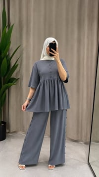 متوفر • ملابس