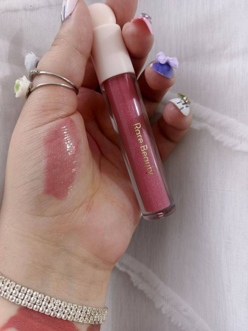 هذه مجموعة من كلوسات الشفاه المضيء "بوزيتيف لايت" من رير بيوتي (Rare Beauty Positive Light Luminizing Lip Gloss). 
يتميز بتركيبة مريحة وغير لزجة تمنح الشفاه لمعاناً زجاجياً. 
يحتوي على لمعان متعدد الأبعاد (shimmer) للحصول على تأثير بصري يجعل الشفاه تبدو أكثر امتلاءً. 
متوفر بعدة درجات، بما في ذلك "غليمر" (Glimmer) و "سبارك" (Spark) و "فليكر" (Flicker). 
المنتج يرطب الشفاه فورياً ومع مرور الوقت.

رير بيوتي 6 الوان 🔥🔥

سعر خاص
توصيل لجميع محافظات العراق


**إذا كنت صاحب هذا الإعلان وتريد حذفه لأي سبب، رجاءا أرسل رسالة إلى الدعم الفني**