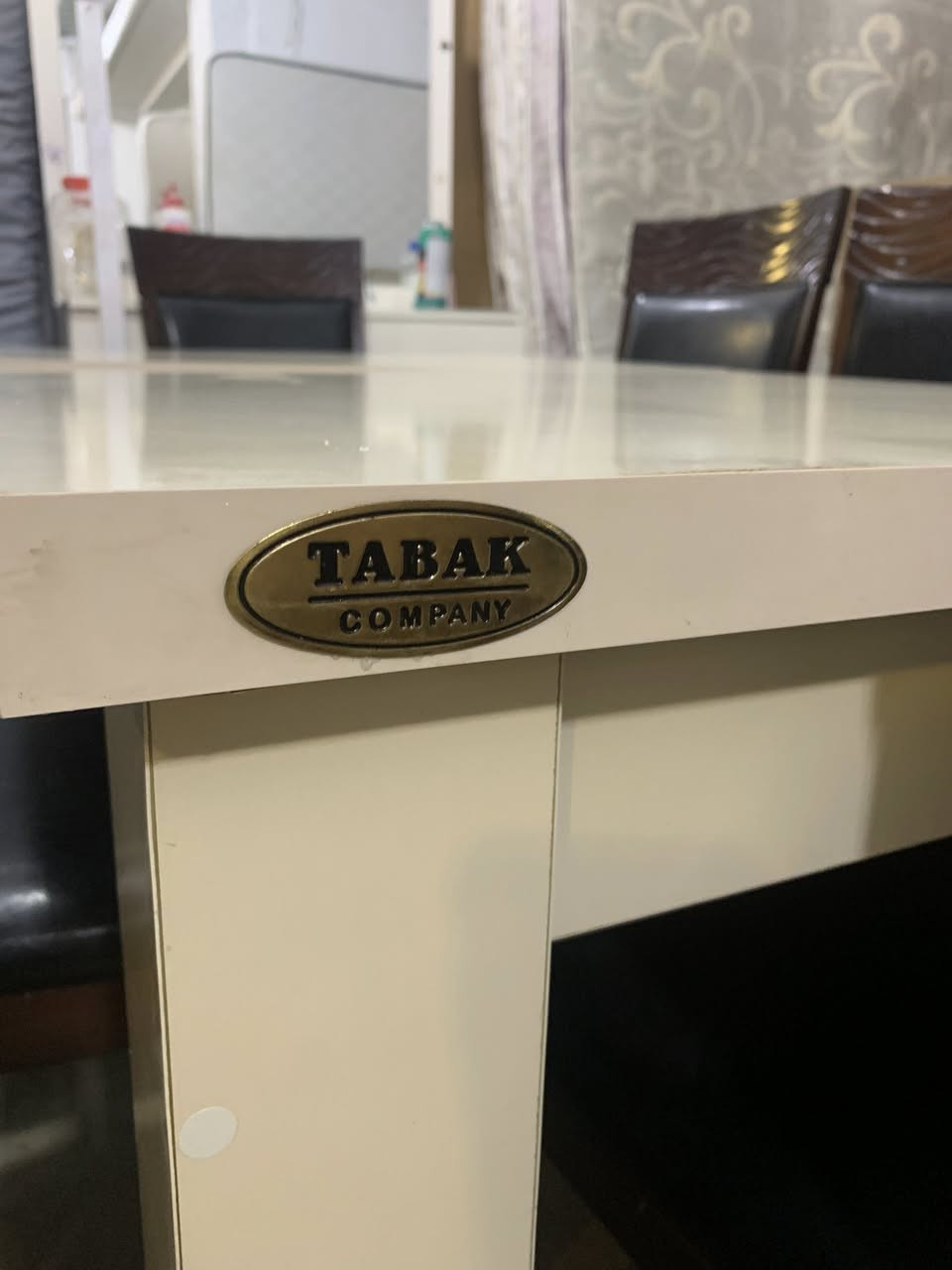 ميز طعام ماركة كلش نظيف ويا ٦ كراسي  السعر ١١٠ الف وبي مجال بسيط للاستفسار الاتصال على الرقم التالي *********** العنوان سليمانية

