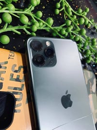 ايفون 11 برو برو فقط  جهاز كلش نضيف مكفول بس فطر بضهر خط واحد  ذاكرته ...