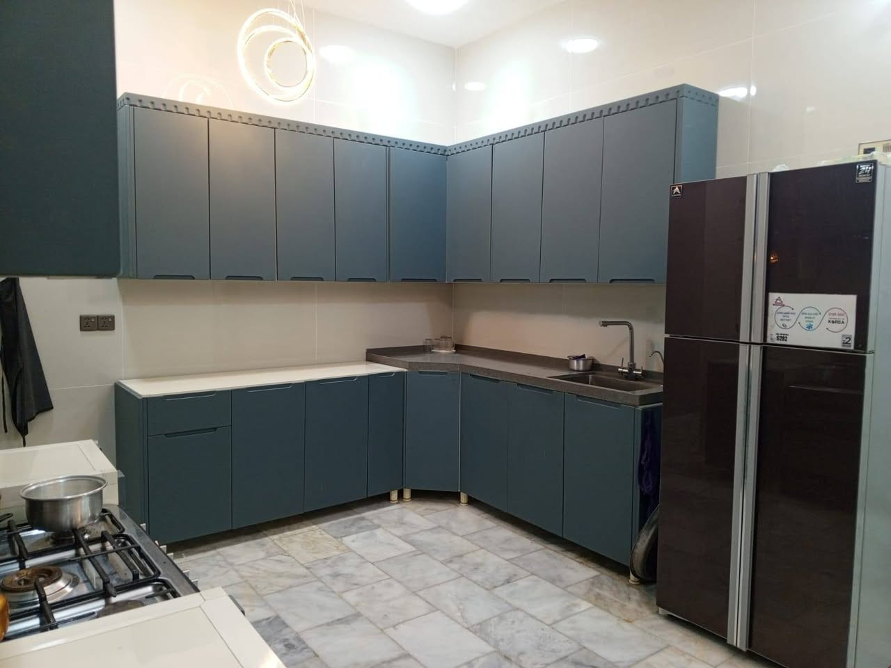 السلام عليكم ورحمة الله وبركاته
دار للبيع مساحة البناء 100متر طابقين 
بناء حديث درجة اولى الارضيه مرمر والجداري الواح120*60 
الطابق الاول استقبال-صاله-مطبخ-غرفه نوم-صحيات خارجيه وداخليه 
الطابق الثاني غرفتين نوم 
الموقع بكرلي -البو حمير نزلة الشيخ ابو جنان 
للاستفسار الاتصال على الراقم***********
