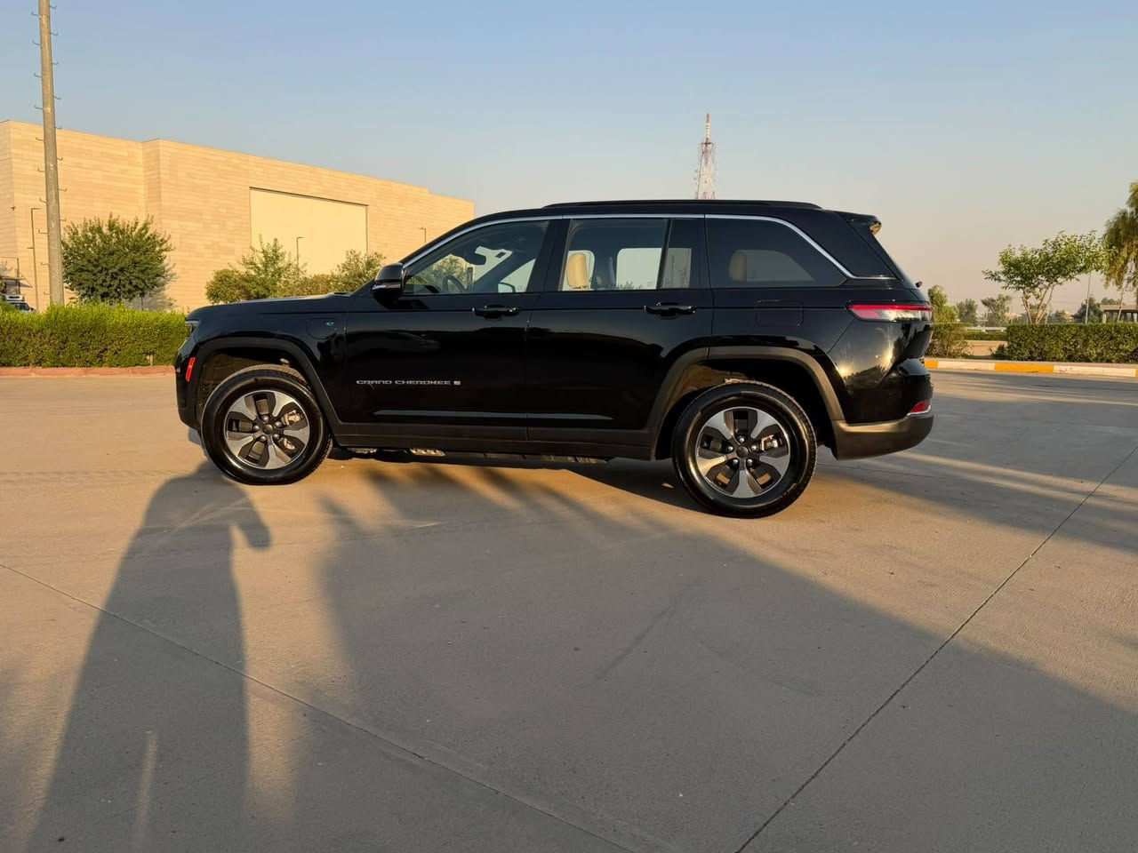 السلام عليكم جيب كراند شيروكي2024 4XE وارد امريكي
Jeep Grand Cherokee 4Xe 2024 2.0L

         حجم المكينه : 2000  تيربو + هايبرد + بلك ان 

المسافة المقطوعة : 41 الف ميل

حادث السياره : حافت البنيد و مبدل نفس الون
                         

          حالة الايرباك : سليمه بدون ايرباك

#مواصفاتها

1.بصمه

2.ستيرن تدفئه

3. تشغيل عن بعد

4.دمام خلفي

5.كشنات جلد

6.كشن السايق ميمري

7.كشنات كهرباء

8.صندوك كهرباء

9.حساسات خلفيه

10. قطع تبريد 

11.اشاير بالمري

12.رادار امامي

13.رادارات 360

14.ثلاث وضعيات قياده

15. بنوراما فتحتين

16. كير ماوس

17. نظام منحدرات

18. هيترات بالكشنات 

19.ويل كب كروم

20.لايتات لد

21.بكلايت لد

22.كشافات

23.بصمة ابواب

#السعر :  330$ و بيه مجال

تفاصيل اكثر هذا ☎️رقمي *********** تحياتي 

مكاني بغداد الدوره
