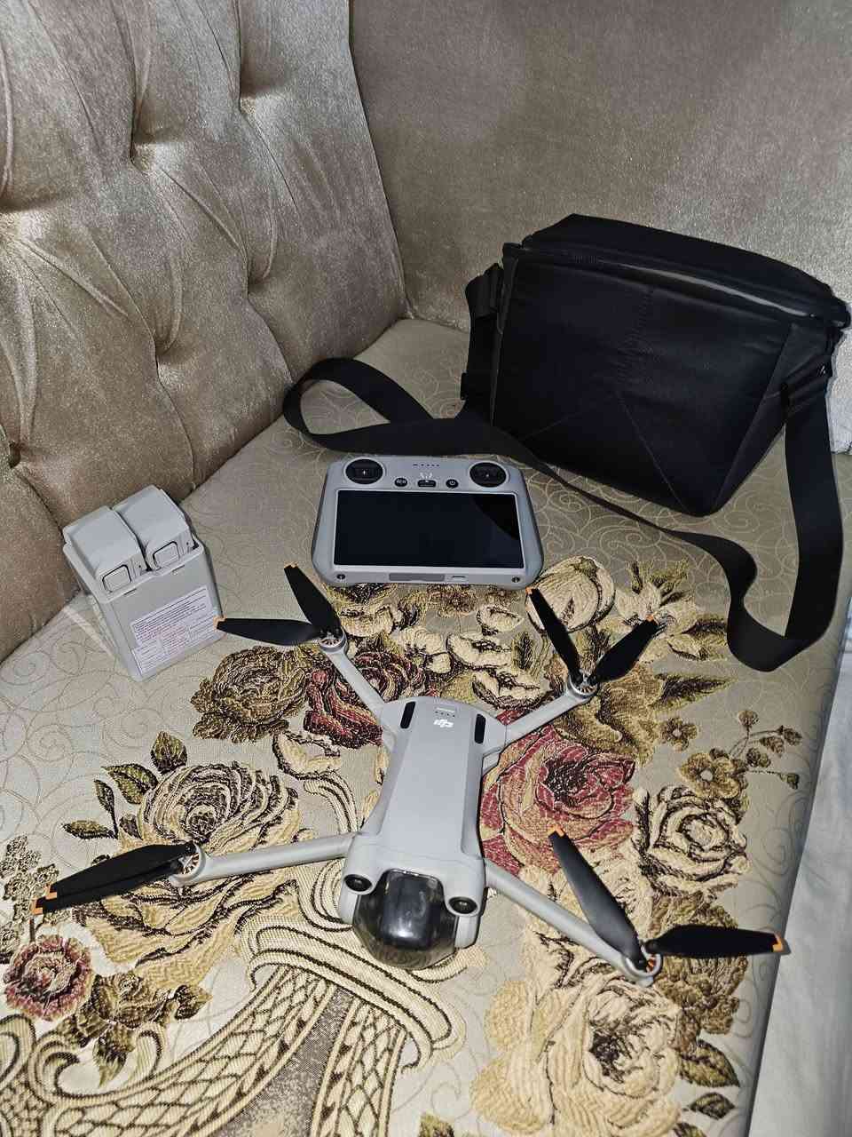 السلام عليكم
DJI mini 3 pro      كومبو جويستك سمارت
نظافة 100%   كفالـة عامة شخط ما بيها 
بعدها جديدة ما طايرة شي قليل
وياها بطاريات 2 وحدة منهن بلاص الأصلية
تخم ريش أصلي
شاحن ثنائي يدعم الشحن السريع 
جنطة dji الاصلية مالتها 
بس الشراي يراسلني 
***********
