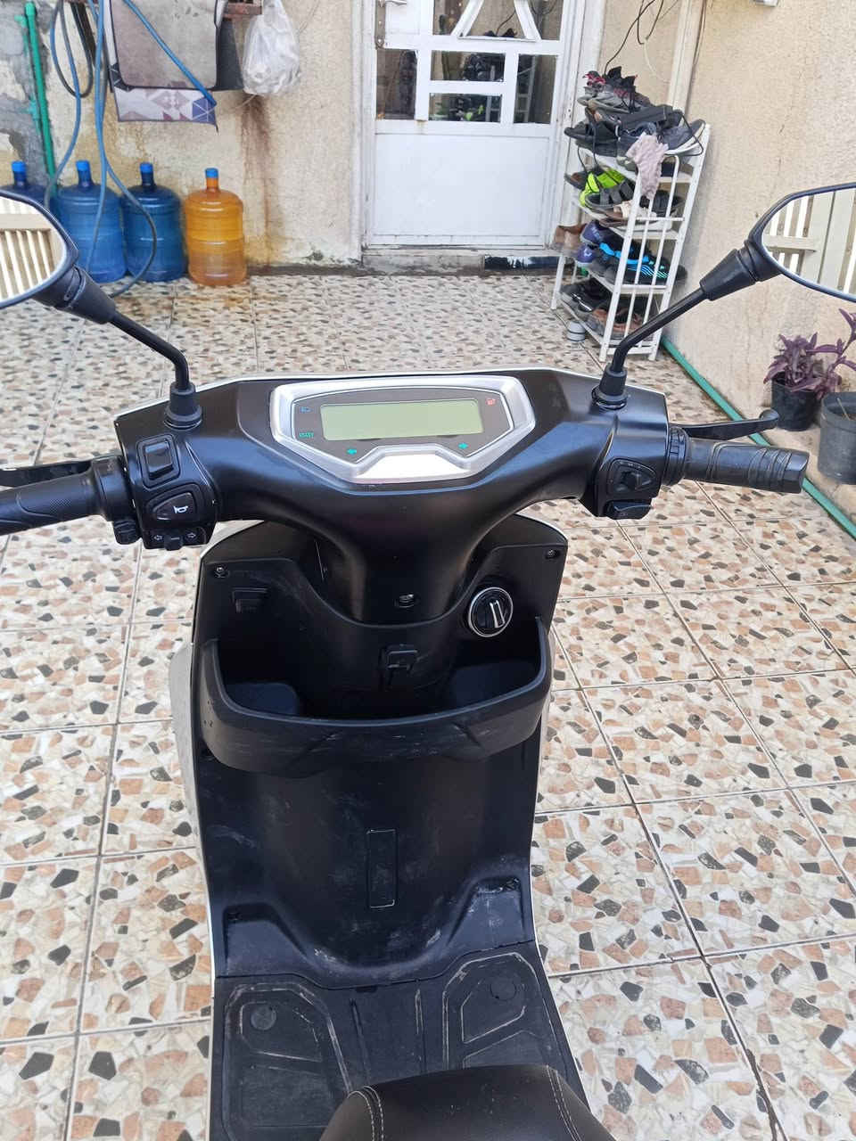 السلام عليكم
دراجه ياديا T9للبيع
موديل 2025
6بطاريات كرافين مسطره ملف 2000سرعتين 
تمشيك بالشحنه الوحده اكثر من 60كيلو سرعته 50حقيقي اشاير يمنه يسره 
بريكات امامي خلفي دسك بريك دراجه خير من الله 
على كد دوامي روحتي ورجعتي 
سعره 600
للاتصال تواصل واتساب :***********
مكاني بغداد الدورة 
حي اسيا
