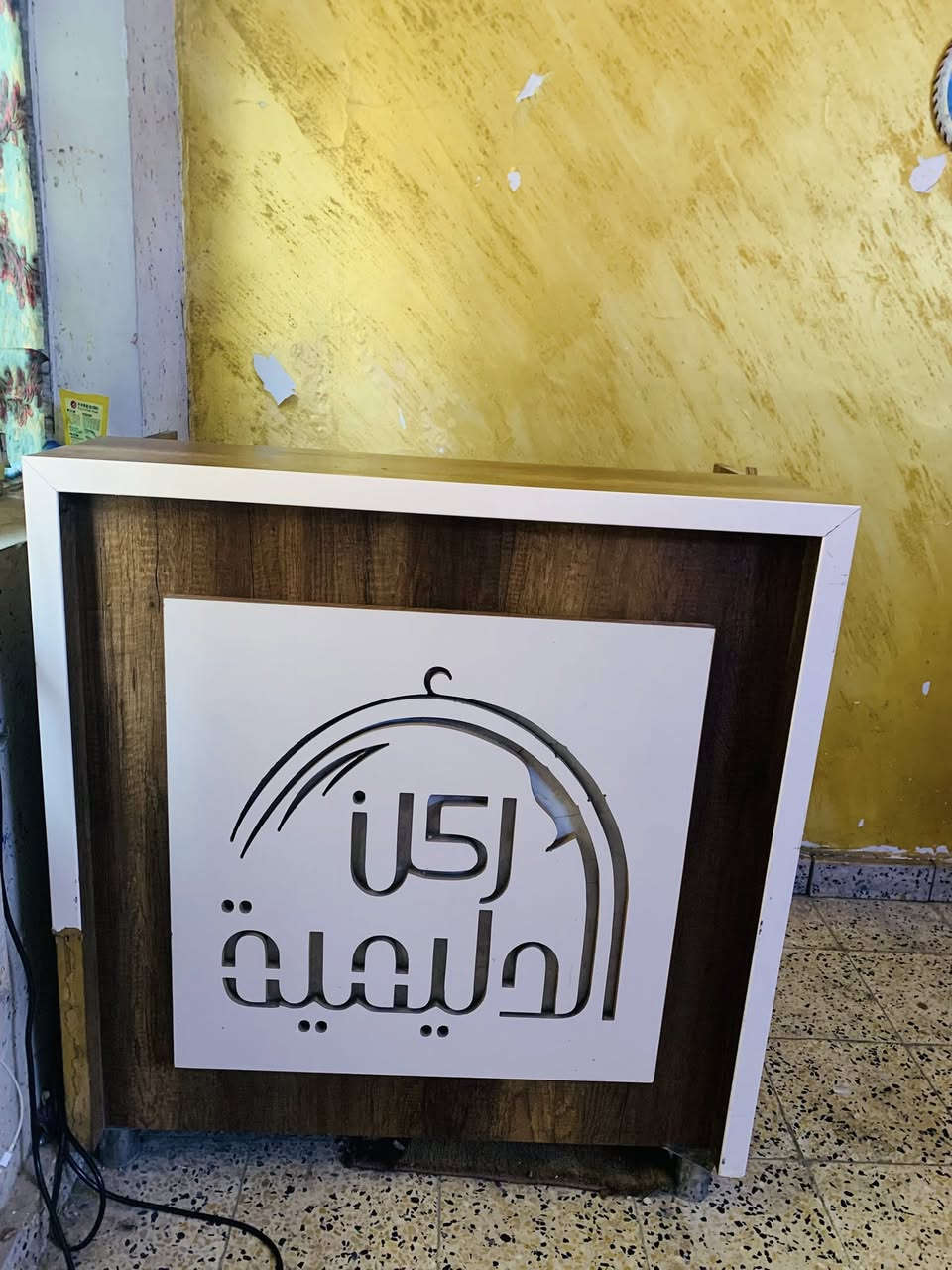 ميز نضيف ومرتب للطلاب
والمكاتب يفيد *********** 
السعر 70 وبيه مجال
