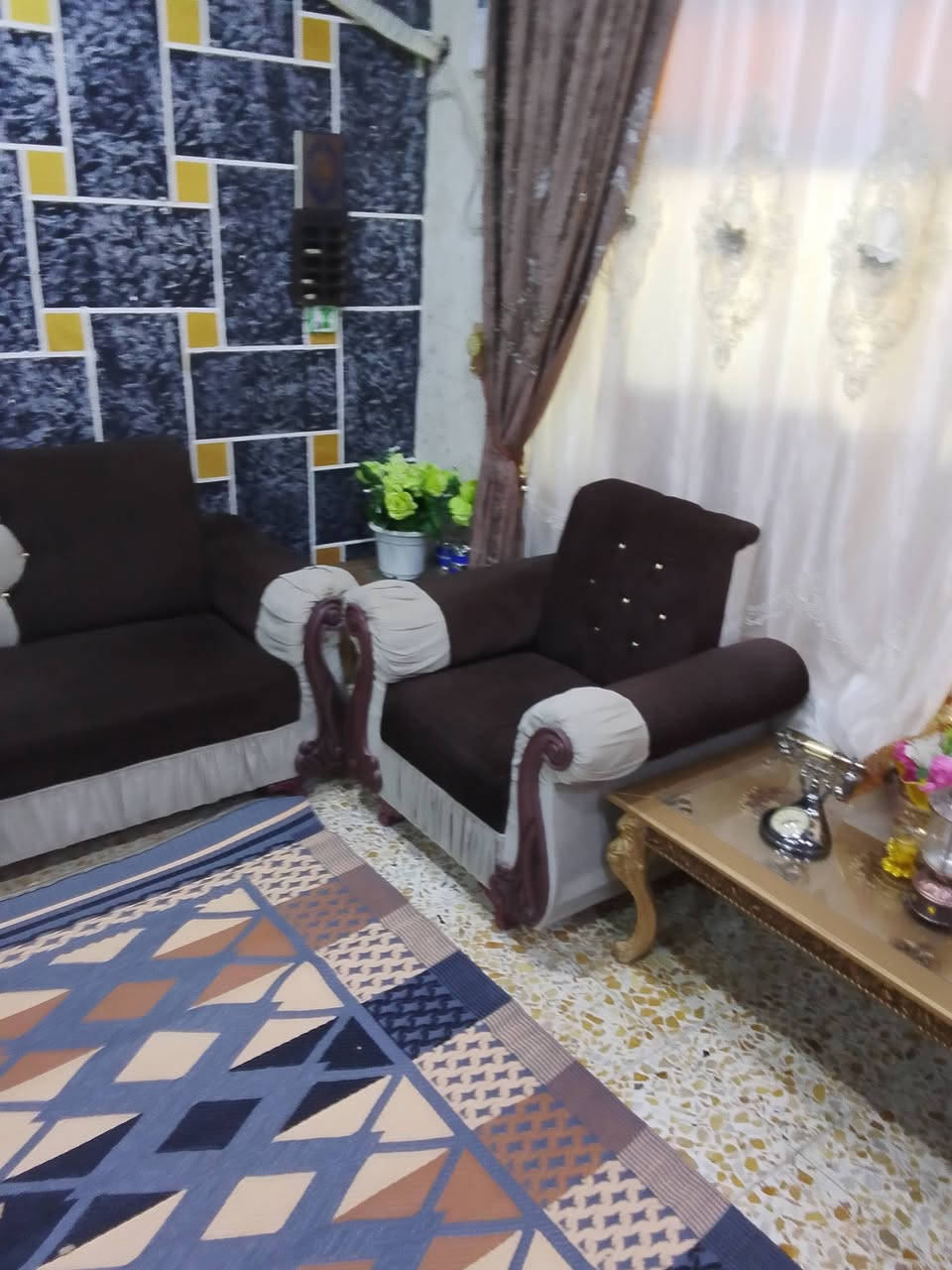 السلام عليكم عندي قنفات 12مقعد سعر200الف العنوان بغداد النهروان شارع شمري الاستفسار الاتصال ***********.          ***********
