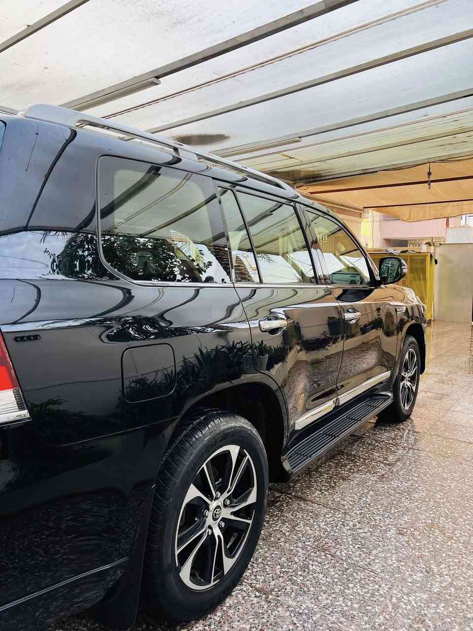 لاندكروز G.XR 2021🔥
نظيفة جداً بحاله الوكاله 

رقم بغداد تحويل مباشر 

اللون :اسود داخل قرميدي 

وارد :خليجي استيراد بحريني

ممشى:87الف حقيقي 

المحرك :6سلندر 4600

مواصفات: فتحه ،بصمه تشغيل:بصمه ابواب 

حساسات: شاشه : كشنات كهرباء : تشغيل عن بعد ومواصفات الاندكروز المعروفه 

السياره مكفوله من الصبغ والحادث 

بيها بس بارد اثر طكة تاير والسونار موجود 

السعر 54,000$ وبيها مجال 

مكان السياره : قرب جزيره بغداد 

للاستفسار:***********
