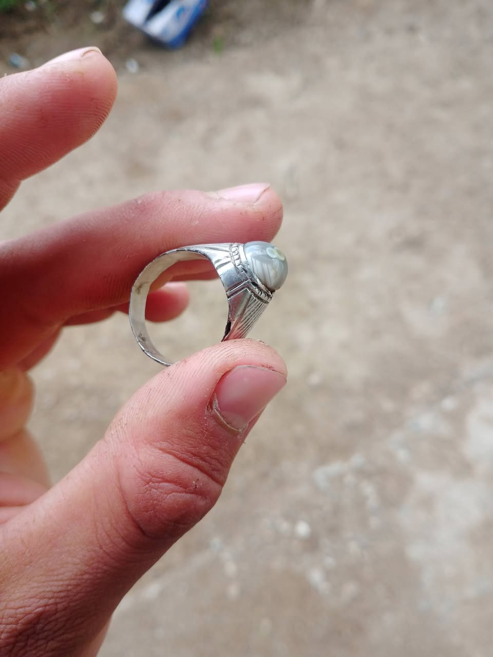 سلام عليكم محبس للبيع 
***********
