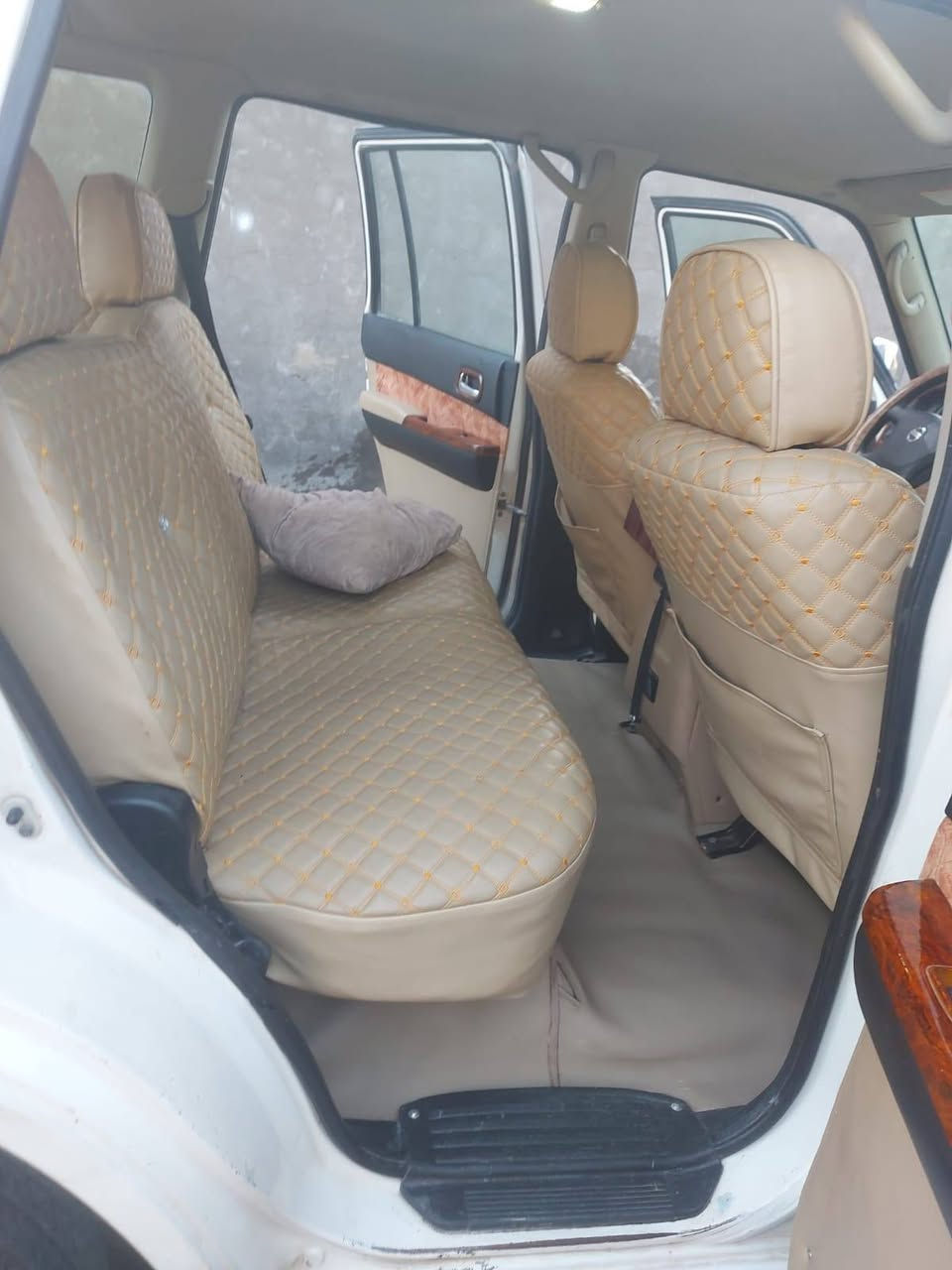 السلام عليكم ورحمة الله وبركاته
بترول مال مزاد وزارة الداخليه ٢٠٠٨ حجم مكينه ٤٨٠٠ كير اوتماتيك لوكير شغال تدفئة تبريد مصبوغه تغير لون بس من خارج تخم تاير معاملته واصله للكمرك مراسله عله الواتساب ***********
السعر ٧٥ 
او مراوس
