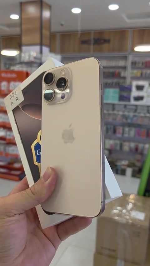 مستخدم نظافة 99%  Iphone 16 pro max  ذاكرة 256 عربي  بطارية 🔋 94 باكيت فقط وية الجهاز . السعر ((( 1400.000 ))) فقط ✅️ شركة النسق للاتصالات تكريت  متوفر توصيل لكل المحافظات ✈️  ***********
