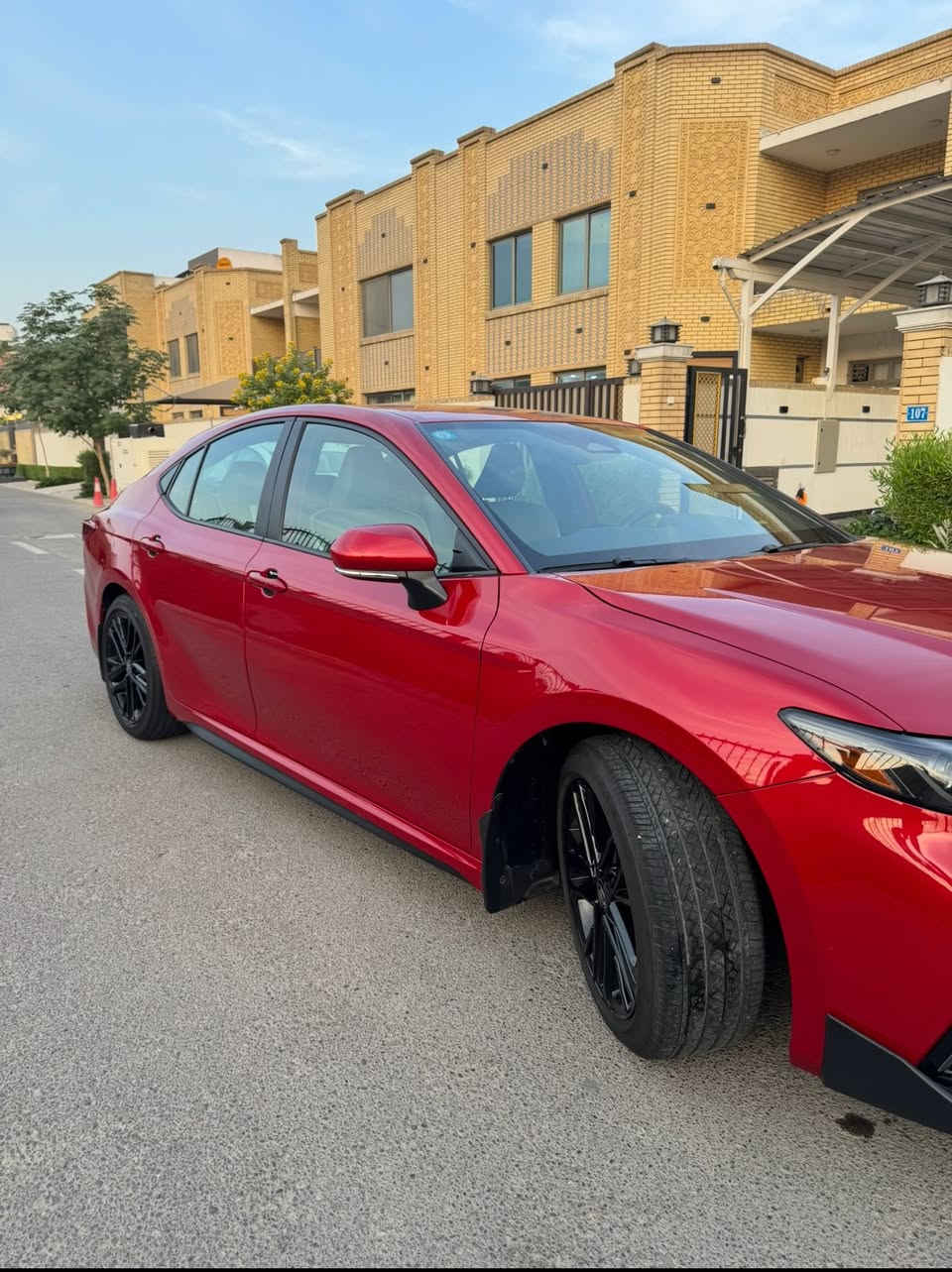 كامري هايبرد ٢٠٢٥ للبيع مواصفات SE بلاك ادشن 
السيارة نظيفة جداً ماشيه ١١ الف ميل نص فول ، بصمة وشاشه وكاميرة ورادار امامي وتوقف ذاتي وتحديد مسار وحساسات جانبيه بالمري وشاحن وايرلس وتحكم ستيرن جهتين وشفتات بالستيرن و ٣ وضعيات قيادة وكراسي جلد وكهرباء وقطعتين تبريد وبلوجكترات اماميه محرك ٢٥٠٠ و ٤ سلندر  السيارة بدون صبغ بدون ايرباك حادثها جاملغ خلفي وحافة الصندوق راجعات بارد ونص الدعاميه صبغ فقط ، السيارة بأسمي مكانها بغداد / حي العدل 
السعر ٢٣٣ وبيها مجال للاتصال ***********
