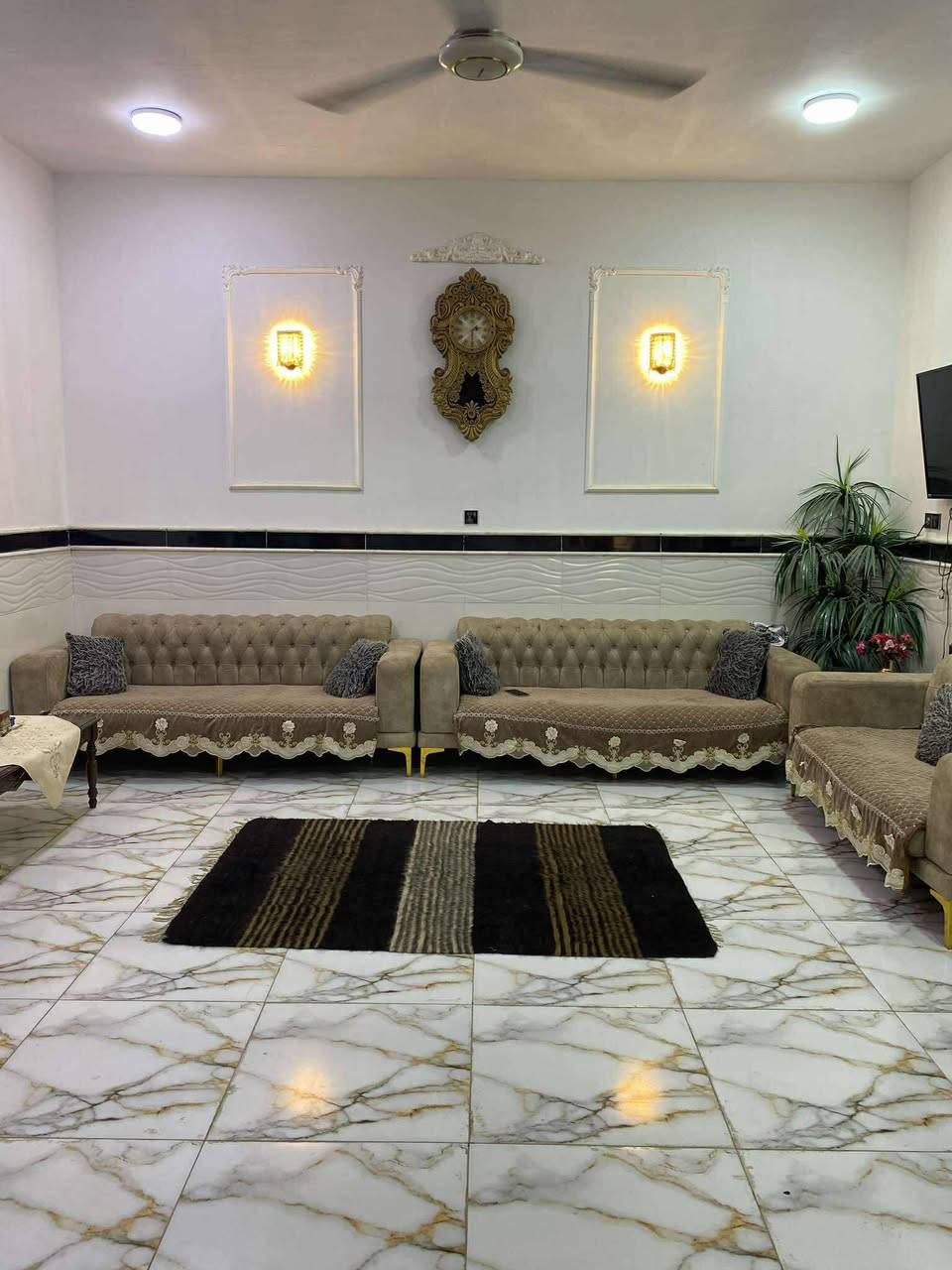 بيت للبيع طابو صرف مساحه 200م
مجمع بيتي ثاني قريب عالشارع
غرفتين وصاله وستقبال ومطبخ 
وحمامات عدد 2مكشوفات عدد 2
وكراج وحمام خارجي وينبي بي غرفتين بعد 
بيت مرتب بناء جديد 
سعر 145 وبي مجال
ستفسار ***********
