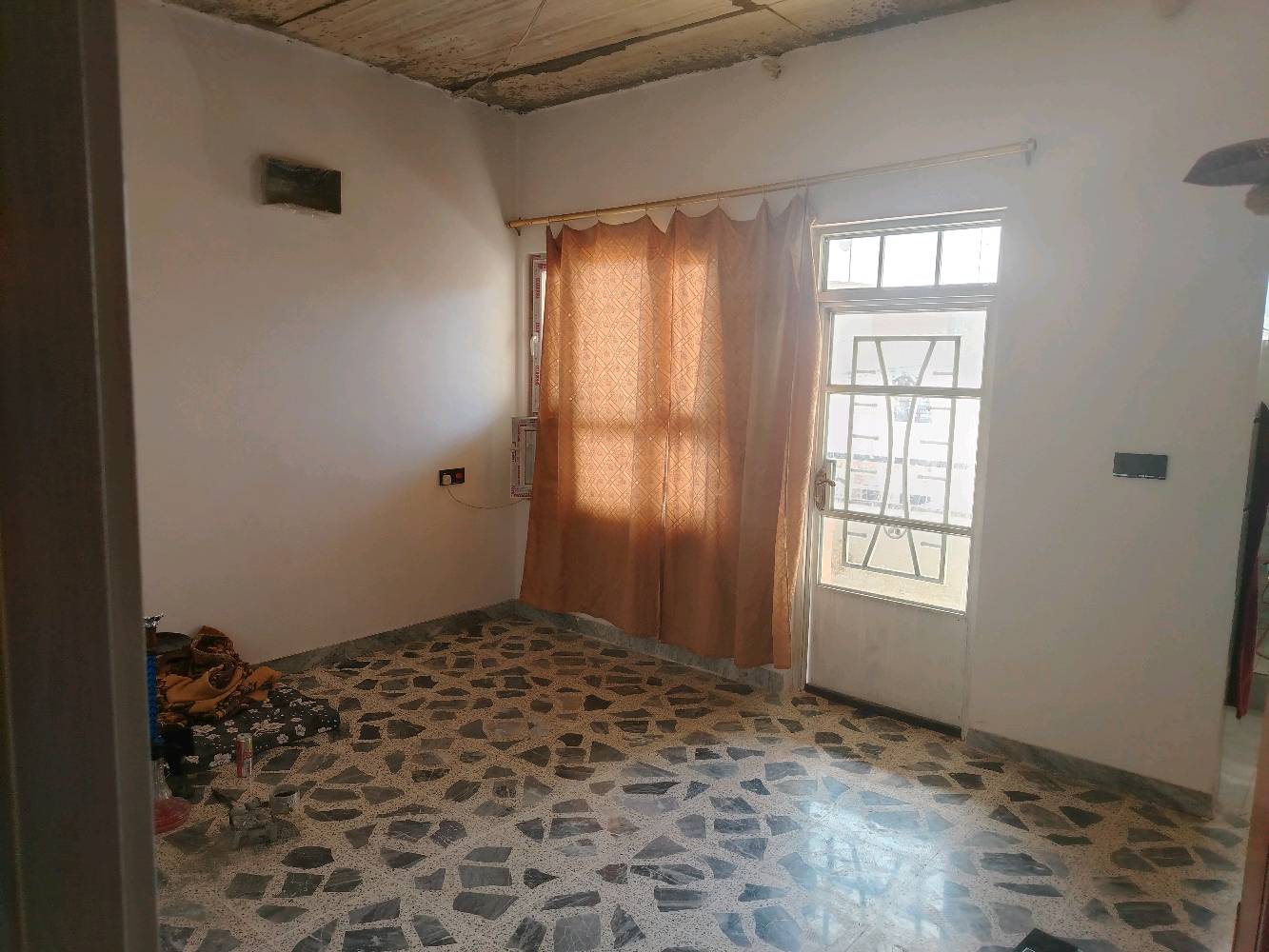 دار ل البيع العنوان فلاح الثانية ب ضهر دائرة المرور 
المساحة 100 متر بناء 23 سند طابو الزهور الطابق الأول متكون من مطبخ + صالة + غرفة نضام اسويت + حمام + اتواليت خارجي
الطابق الثاني متكون من غرفتين نضام اسويت 
ناقص سقوف ثانوي 
كوبنات + ازاي داخل مرمر 
كوبنات خارج حلان 
السعر 120 مليون قابل ل التفاوض 