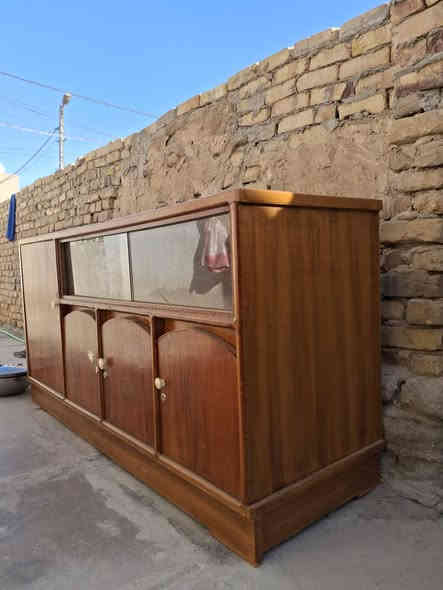 بوفية تسكام مترين ونص ،صغرتها سويتها مترين  خشب صاج زين ، مو سوكية والله صدكوني سكمتها بعفج واشتريتها بسعر ٢٥٠  ، اريد ابيعها بسعر ٢٠٠ ،وبيها مجال همين والي يريد يشتري على هاي الصفحة رقمي  ***********
