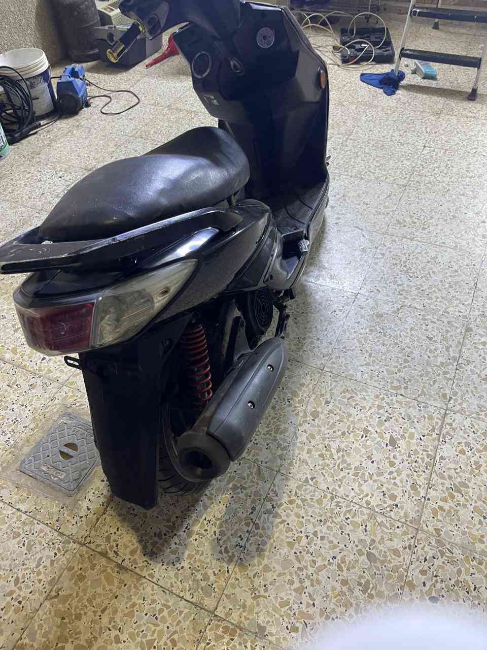 سلام عليكم دراجة سكنس فحل نوزل خطين 
دراجة خير من الله شلعة ومعدل مكينة ناعمة 
إدامة كلجات قبل اسبوعين كايش جلاتين تأيرات جدد بريمات شغالة كهربائيات كله شغالة سعر 650وبيه مجال حك جية الاستفسار ***********واتساب أو ماسنجر
