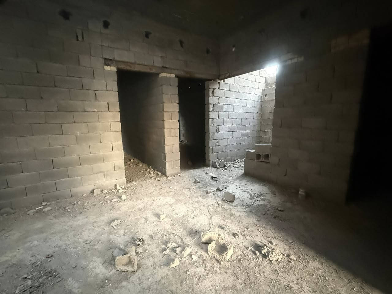 هيكل طابو زراعي في حي ( ازليزل ) 
بجانب بيت سيد ( شهيد الجمراوي ) 
مساحة 200 م 
بناء ابلوك - صب كونكريت 
يحتوي على ( غرفتين نوم ) 
صحيات داخلية + خارجية 
البيت ( طابقين ) 
كهرباء - ماء - مجاري 

للاستفسار مراجعة مكتب ( غيدان ) للعقار  
واسط - الزبيدية - مقابيل حي ( الصناعي )  
***********  
*********** محمد سيد غازي
