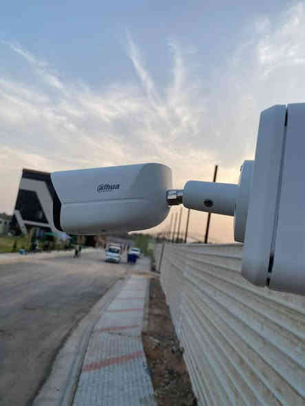 🔵 آخر أعمالنا في كربلاء المقدسة – إحدى الجامعات
تم بحمد الله تنفيذ مشروع شامل لمنظومة كاميرات مراقبة شبكية من Dahua
بواقع 94 كاميرا شبكية "ip" بدقة 5MP – 4MP – 2MP رؤية ليلية ملونة وتسجيل صوت فائق الوضوح
وبتقنيات WizColor للحصول على دقة عالية وألوان واقعية في مختلف ظروف الإضاءة.

🔧 الهيكلية الشبكية للمشروع

تم بناء النظام وفق أفضل المعايير عبر اعتماد:
🔹 Access Switches لتجميع وربط كاميرات كل مبنى بشكل منظم، وتقليل فقدان البيانات وتحسين الاستقرار.
🔹 Aggregation Switch لربط جميع الـ Access Switches في نقطة مركزية واحدة، مما يضمن:

سرعة نقل عالية
إدارة أفضل لحركة البيانات
استقرار أعلى للنظام
قابلية توسع مستقبلية بدون تغييرات معقدة

🔹 التجهيزات المعتمدة
NVR احترافي بقدرة معالجة عالية
Switches PoE مخصصة للأنظمة الأمنية
تنفيذ وربط كامل بتقنيات احترافية لضمان تشغيل مستمر على مدار الساعة
منظومة متكاملة توفر تغطية دقيقة، أداءً ثابتًا، وإدارة سلسة لكافة كاميرات الموقع

🔹 البيدق لحلول الأمن والطاقة
الوكيل الرسمي لـDahua في كربلاء المقدسة
📍كربلاء المقدسة – حي رمضان / مجاور الإبراهيم مول
📞 *********** – ***********
#البيدق  #البيدق_كربلاء  #حلول_الأمن_والطاقة  #المتجر_الذكي  #شريكك_الموثوق #كاميرات_مراقبة  #أنظمة_الأمن #أجهزة_UPS  #الطاقة_الشمسية  #الشبكات #كربلاء  #كربلاء_المقدسة  
#العراق #اربيل #بغداد
