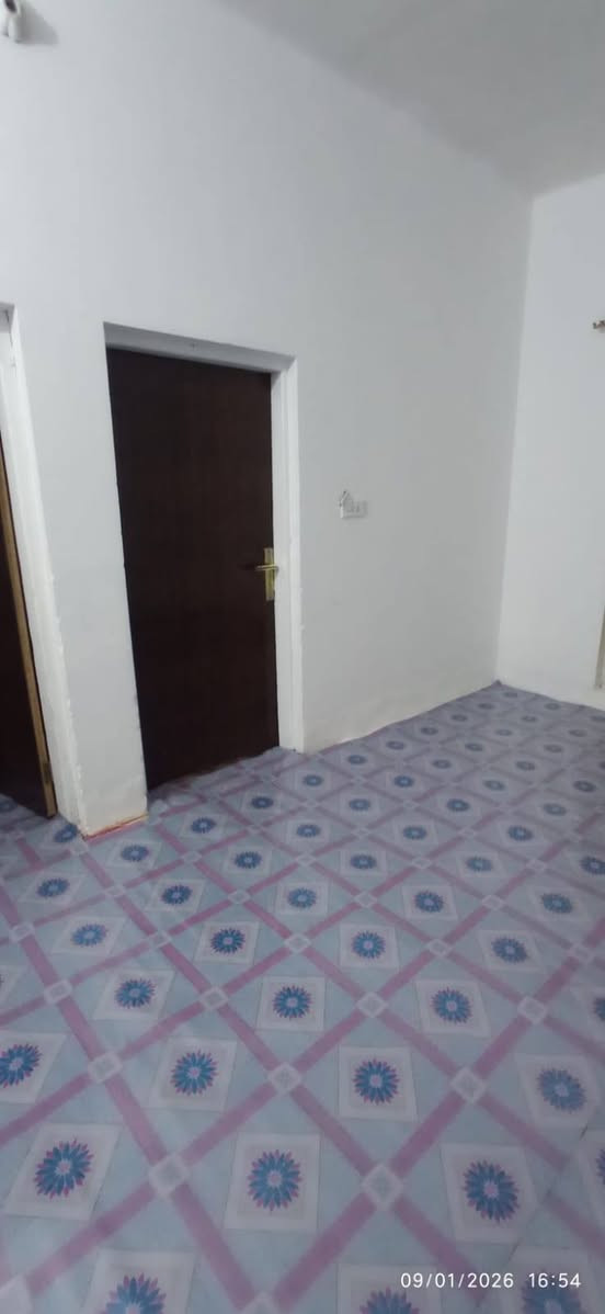 شقة للايجار طابق اول
بناء نظيف
على الشارع مباشره

4  غرف نوم 
مطبخ
صحيات 
سطح

التواصل حصرا مع الرقم
***********
غير متواجد على الفيس
