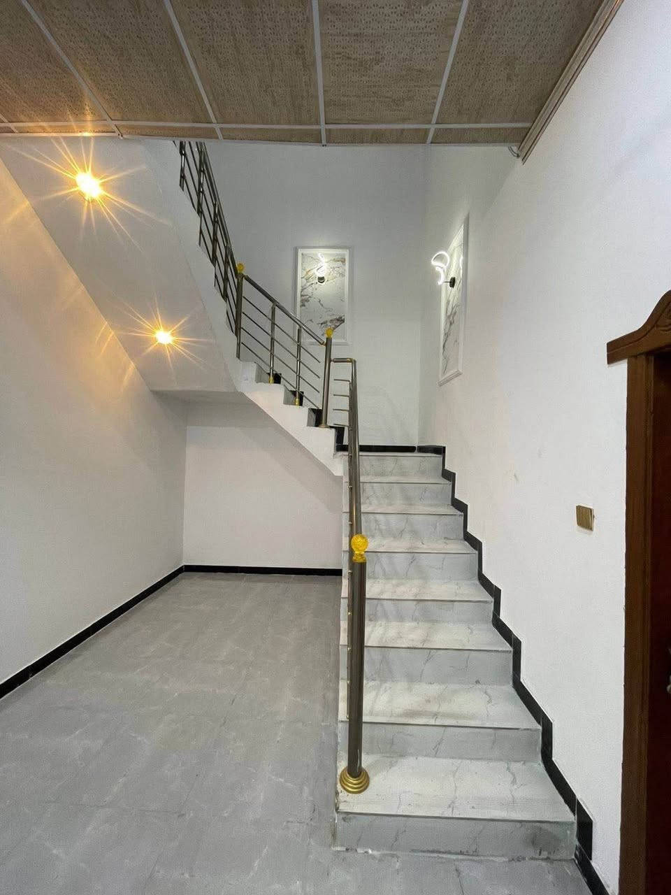 ستفسار📲***********

دارسكن للبيع 🏭
ماشاءلله عل ترتيب ونزاكه
مساحة كل بيت 100 مربع 
نوع العقار طابو زراعي
بأسم عراقي سند 25

لبيت لأول ركن على شارعين
ولبيت ثاني على شارع 10م
كافت لخدمات متوفره

كل بيت يحتوي
⬇️
دوانيه
وصاله
وغرف نوم 2
مطبخ
صحيات خارجي وداخلي

العنوان ابولخصيب
كوت ثويني غرب مدارس كوت ثويني الاهليه 

بيوت فارغات وجاهزات للسكن

تستلم بيتك عد لمكاتبه

تريد بيت أو تريد ثنين

سعر  بيت 60مليون وبي مجال
اللاستفسار 📲*********** الزبير, البصرة
