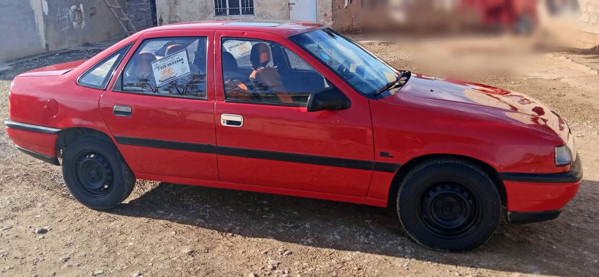 سلام عليكم للبيع اوبل فكترا رقم جديد سنويه بسمي تايرات جدد  گير عادي  محرك خير من الله  موديل 1992 رقم الهاتف ***********
