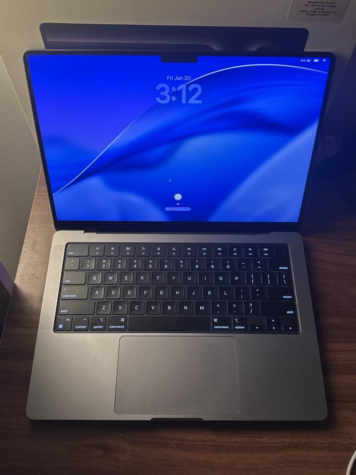 💻 MacBook Pro M3 Pro للبيع
• المعالج: Apple M3 Pro
 • الرام: 16GB
 • التخزين: 16gb
 • حجم الشاشة: 14.2 بوصة Liquid Retina XDR
 • حالة البطارية: 98%
 • الاستخدام: خفيف
 • الحالة: نظيف جداً

📍 الموقع: واسط
🚚 متوفر توصيل
💰 السعر: 2,100,000 دينار
***********
