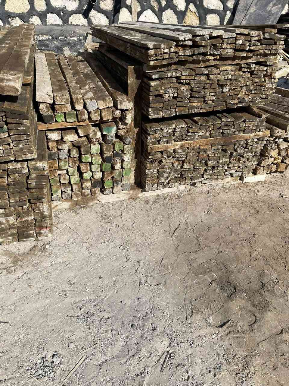 قالب خشب للبيع يدك 200متر المكان حله بسعر مناسب ***********
