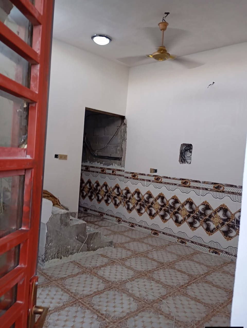 مشتمل للبيع مساحه ١٠٠م الجغيفي الثانيه نهاية سياج الخلفي للمقبره الاسلاميه يبعد عن سياج المقبره ١٠٠متر تقريبا طابو زراعي شارع ١٥ متر يحتوي المشتمل على غرفه ومطبخ وحمام وصاله واستقبال بي شويه نقوصات والاستقبال مو كامل السعر ٣٨ مليون قفله  للاستفسار ***********/***********
